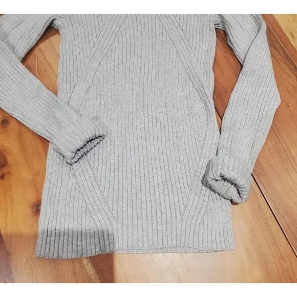 New Simplee Cold-Shoulder Ribbed Turtleneck Sweater In Light Gray - Picture 4 of 7